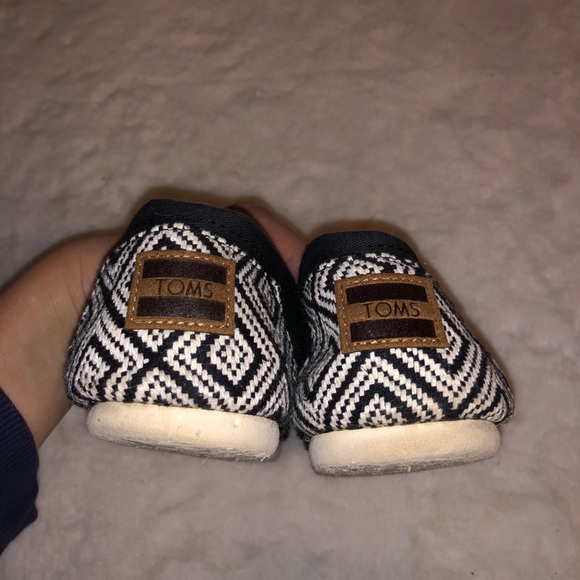 TOMS - Picture 2 of 5